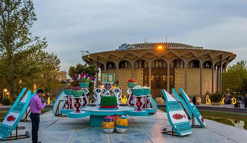 سفره هفت سین مقابل سالن تئاتر شهر در غروب