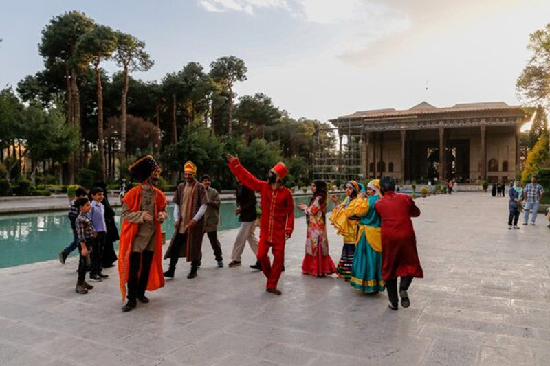 رقص سیاه بازی عمو نوروز مقابل عمارت چهلستون اصفهان