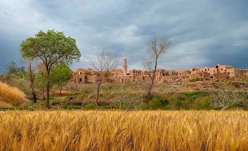 روستا و قلعه تاریخی خرانق در پاییز از نمای دور