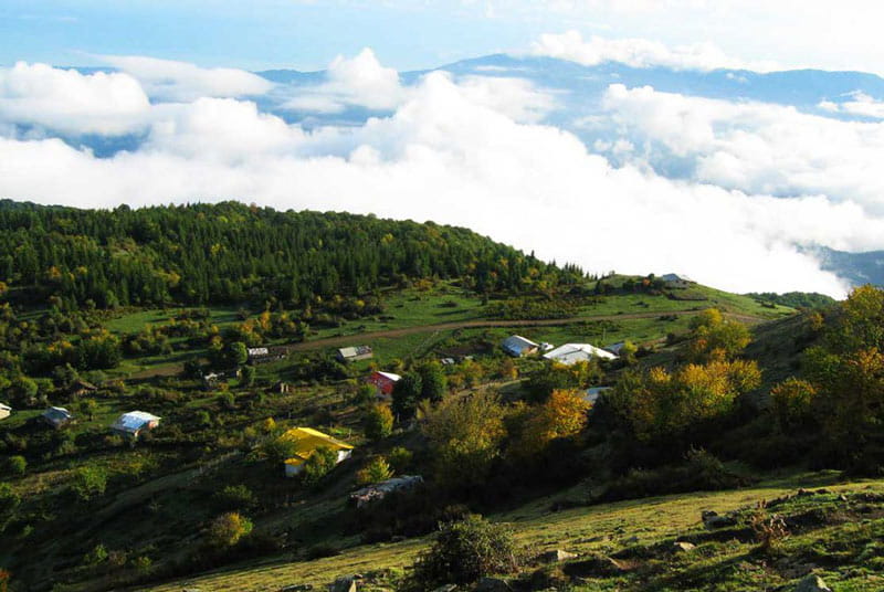 خانه های روستای مازیچال بالای تپه های سرسبز کوهستانی