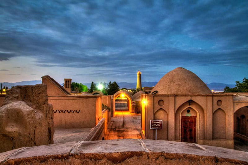 مسجد تاریخی روستای فهرج با نورپردازی شبانه