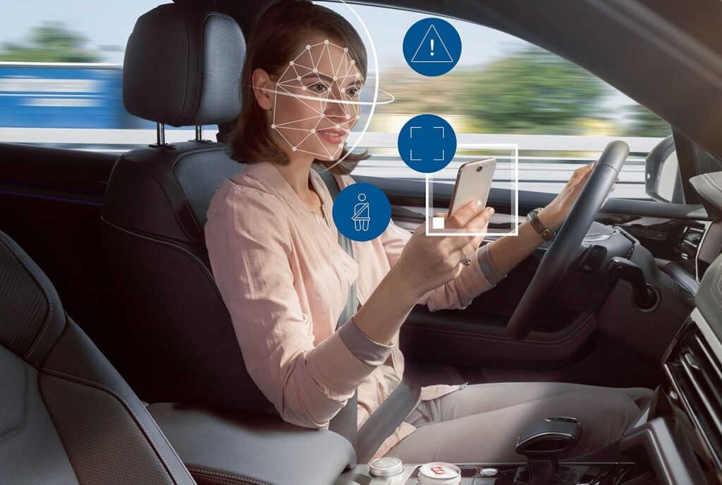 این اقدام حین رانندگی ۶ برابر مصرف الکل خطر دارد!