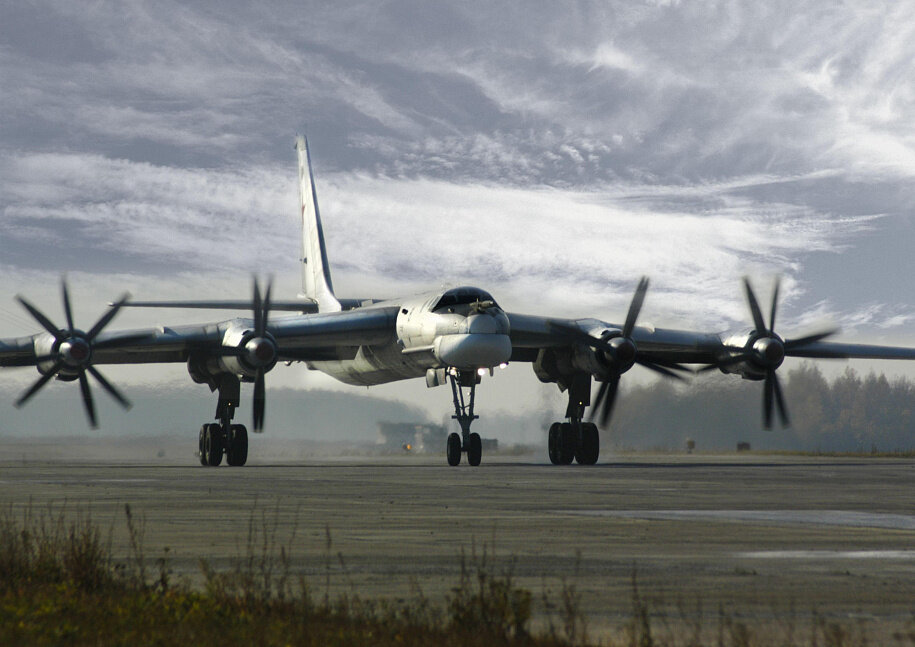 عکس | پرواز جنجالی این هواپیمای غول پیکر حامل بمب اتم روسیه بر فراز دریای ژاپن !