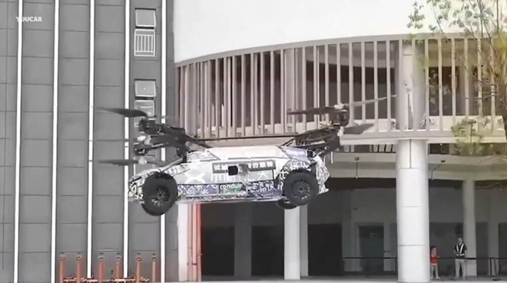 یک ماشین پرنده عجیب و غریب در خیابانهای چین / عکس