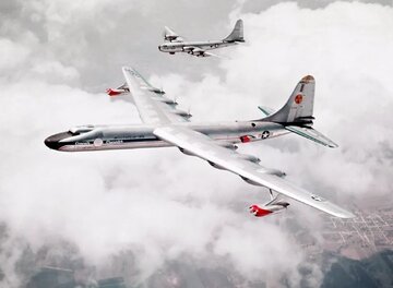 کاربرد جدید بمب‌افکن شکست‌خورده آمریکا که به درد جنگیدن نمی‌خورد!/ عکس