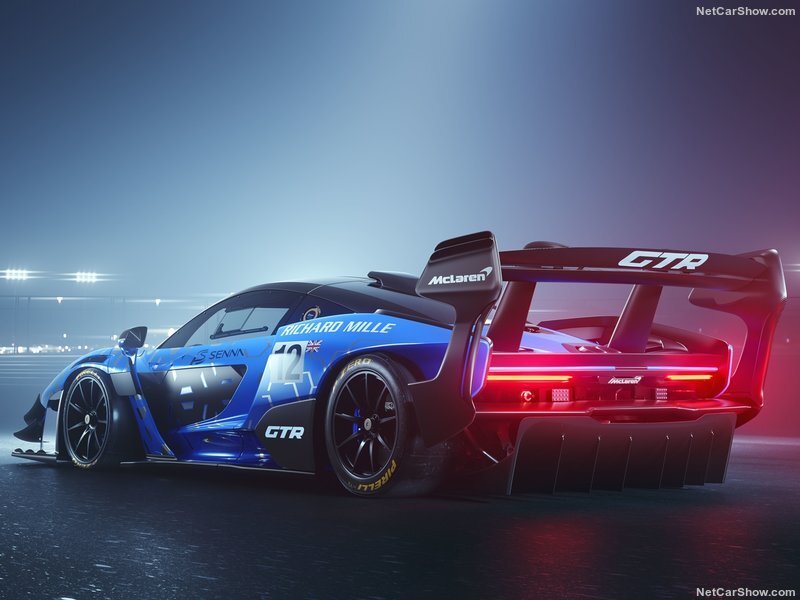 خودروی ۳ میلیون دلاری از ساختمان ۵۷ طبقه بالا رفت!/ عکس