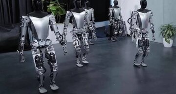 رژه ربات‌های تسلا در فضای مجازی غوغا بپا کرد/ عکس