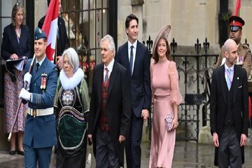 فضانوردی که در مراسم تاجگذاری شاه انگلیس شرکت کرد/ عکس