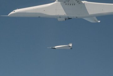 لحظه تماشایی پرتاب پرنده هایپرسونیک از بزرگترین هواپیمای جهان/ عکس