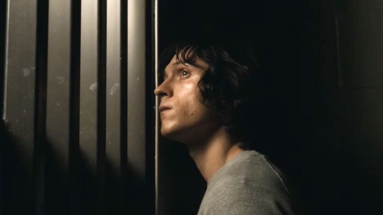 موشکافی در گذشته اسرارآمیز دنی با بازی تام هالند در تریلر
سریال کوتاه The Crowded Room