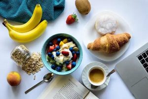 صبح خود را چگونه آغاز کنیم؟/ ۸ عادت صبحانه برای تقویت سلامت بدن