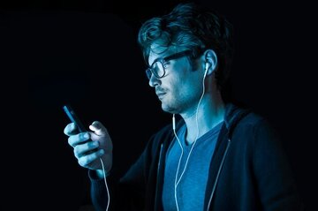 آیفون هر ۵ ثانیه از چهره شما عکس میگیرد؟