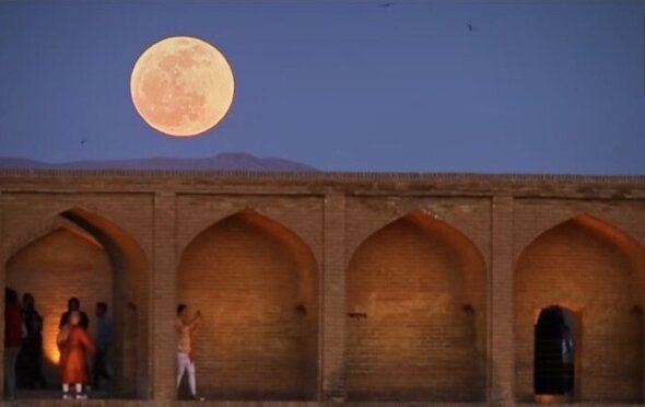 شکوه ماه بر شاخ گوزن/ اولین اَبَرماه تابستان در ایران چطور دیده شد؟/ عکس