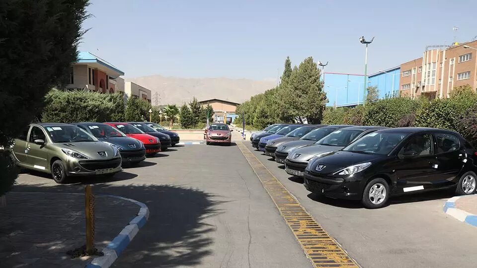 بازی ایران‌خودرو با رنگ‌ ماشین‌ها/ عکس