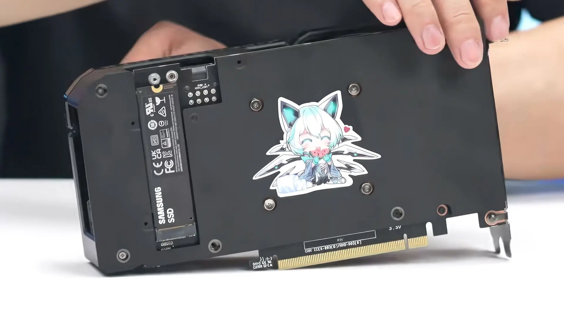 نمایش کارت گرافیک RTX 4060 Ti با اسلات حافظه M.2 SSD توسط
ایسوز