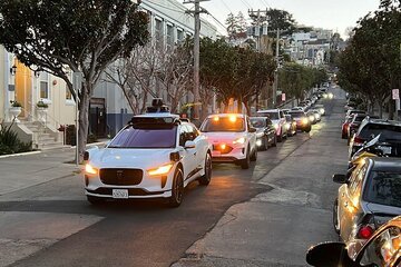 جنجال در سانفرانسیسکو/ خودروهای بدون سرنشین خیابان‌ها را بند آوردند/ عکس