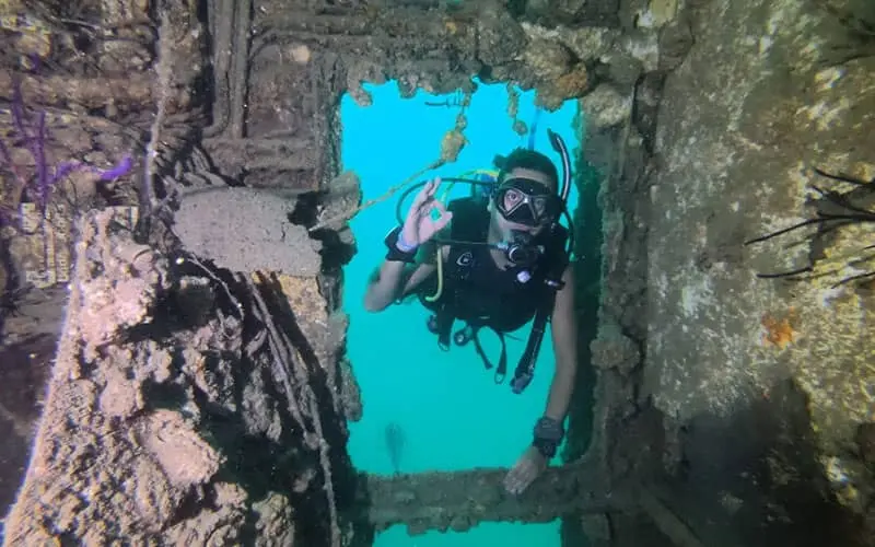 غواصی یک مرد در میان بقایای کشتی