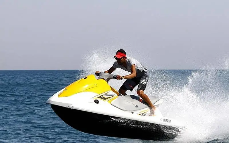 جت اسکی سفید و زرد و مشکی رنگ