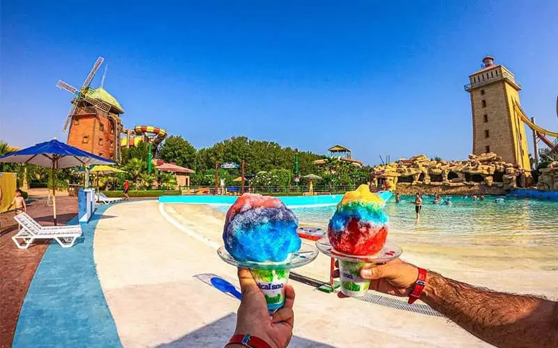 دو عدد بستنی رنگی در پارک آبی روباز