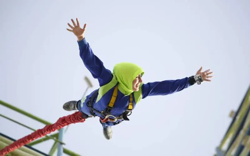 زنی در حال بانجی جامپینگ