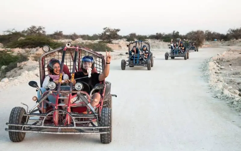 چندین خودرو با سرنشین در سافاری کیش