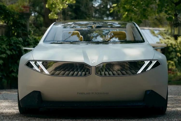 بی‌.ام‌.و نئو کلاس با صندلی‌های مخمل زرد و صفحه نمایش پانورامیک