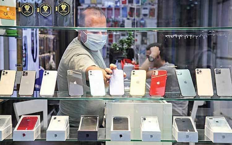 نماینده مجلس: به زودی باید برای خرید گوشی ایرانی بیکیفیت در صف بایستیم