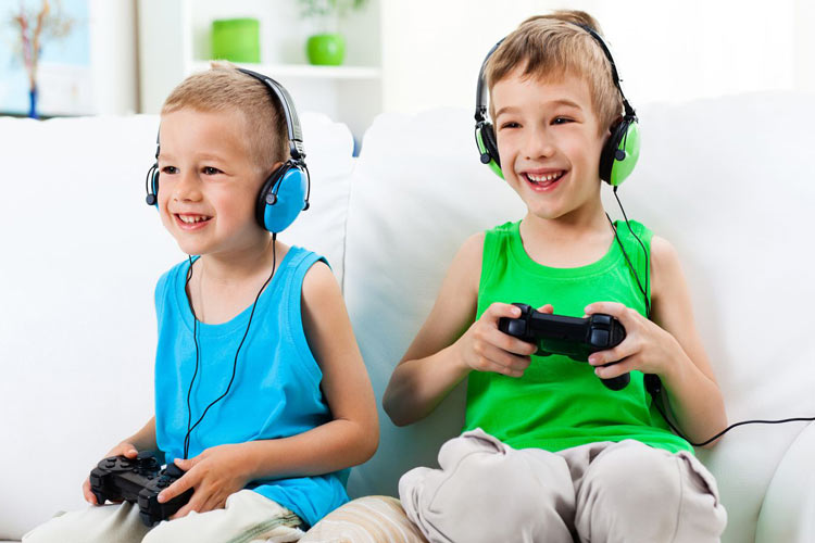 چگونه بازیهای کامپیوتری کودکان را به پول خرج کردن تشویق میکنند؟