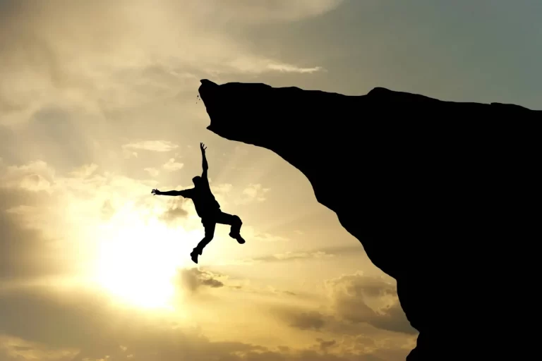 چگونه برخی افراد از سقوط از ارتفاعات بالا جان سالم به در
می‌برند؟