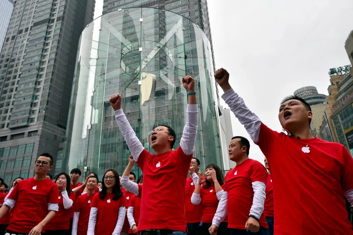 گردهمایی گروهی از کارمندان اپل در چین روز ابری