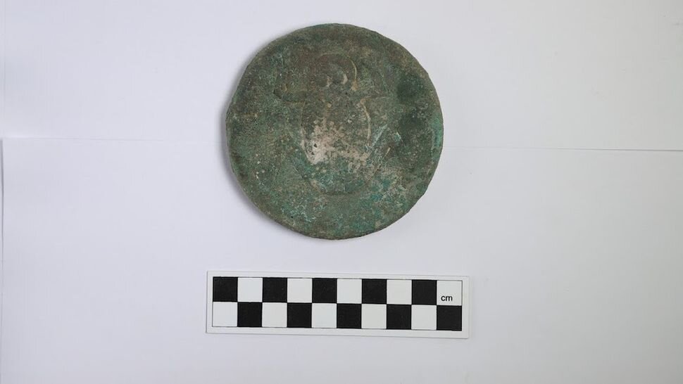 کشف یک دیسک عجیب و غریب در گور باستانی/ عکس