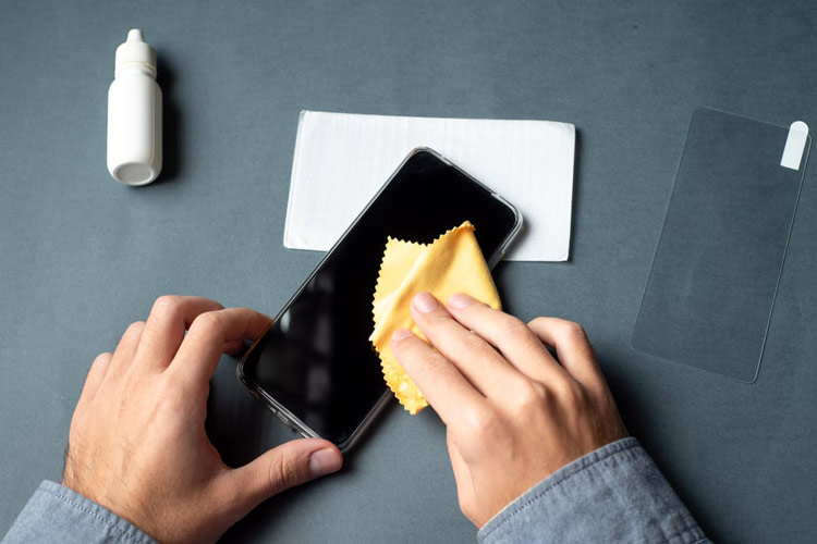 هشدار: از محافظ صفحه نمایش مایع استفاده نکنید