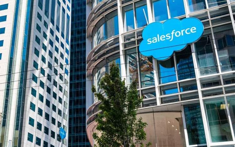 Salesforce: مدیران IT برای یکپارچهسازی هوش مصنوعی مولد تلاش میکنند