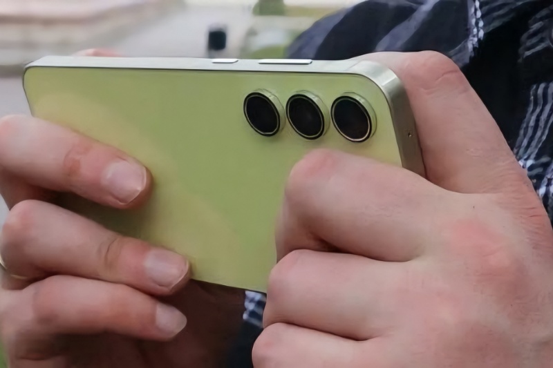 تصاویر واقعی گلکسی A55 تخت‌بودن لبه‌ها را تأیید می‌کنند