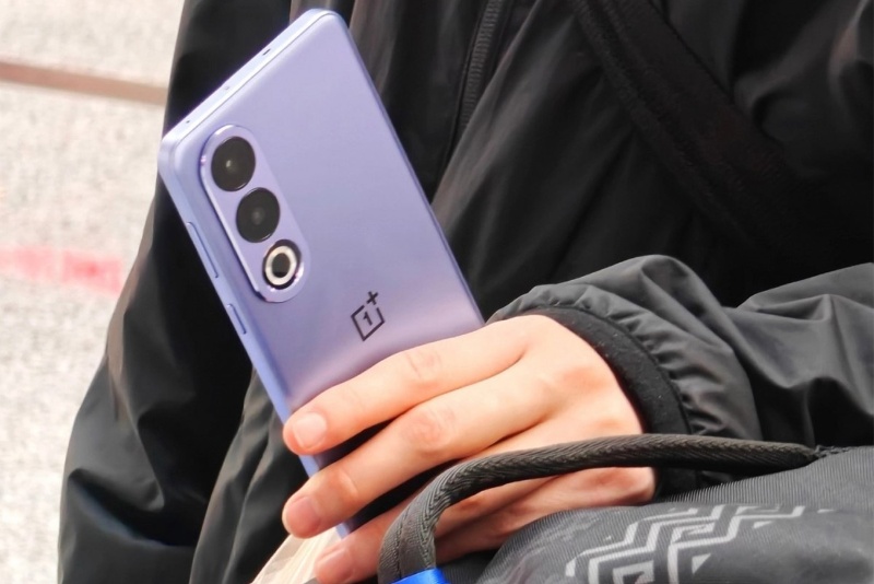 وان پلاس ایس 3V در دنیای واقعی رؤیت شد؛ گوشی خوشرنگ با باتری پرظرفیت