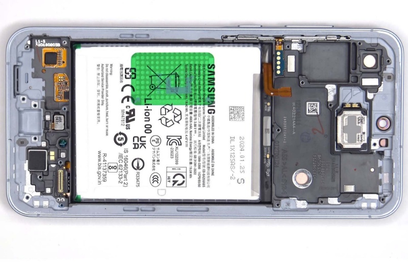 کالبدشکافی گلکسی A55؛ میان‌رده سامسونگ امتیاز تعمیرپذیری بالایی گرفت [تماشا کنید]