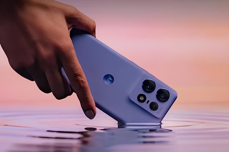 این گوشی میانرده شارژ ۱۲۵ وات و نمایشگر ۱۴۴ هرتز اولد دارد