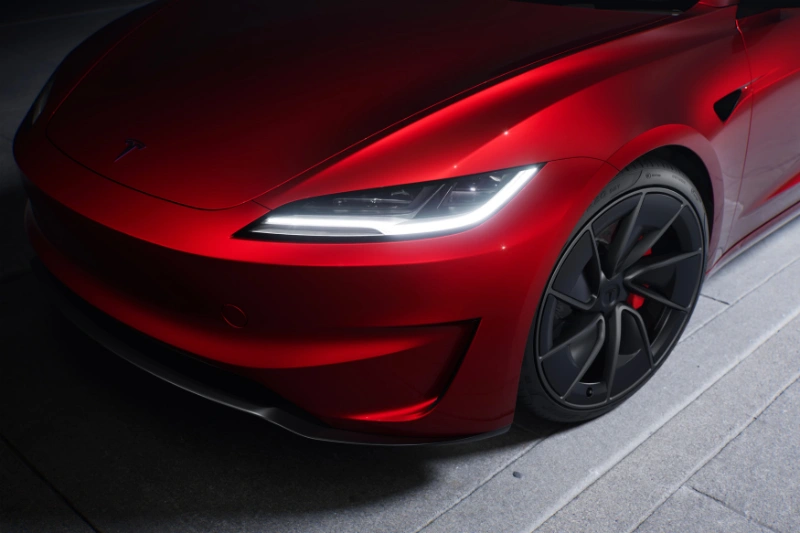 خودرو لوکس ۲۰۲۴ تسلا با تیزری پرهیاهو رونمایی شد؛ پرقدرتتر و چشمنوازتر از قبل