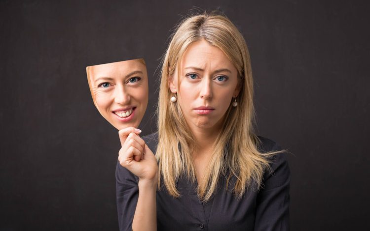 لبخند ساختگی ما را شادتر میکند؟