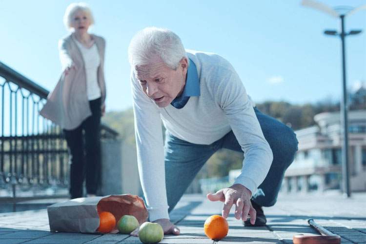 چند توصیه برای کاهش خطر زمین خوردن در دوران سالمندی