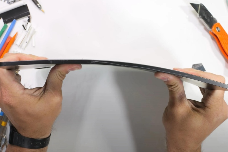 تست خم‌شدن آیپد پرو ۲۰۲۴، مقاومت این تبلت را به نمایش می‌گذارد [تماشا کنید]