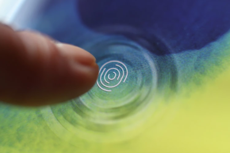 جنجال خانواده متوفی برای استفاده از اثر انگشت برای باز کردن قفل گوشی