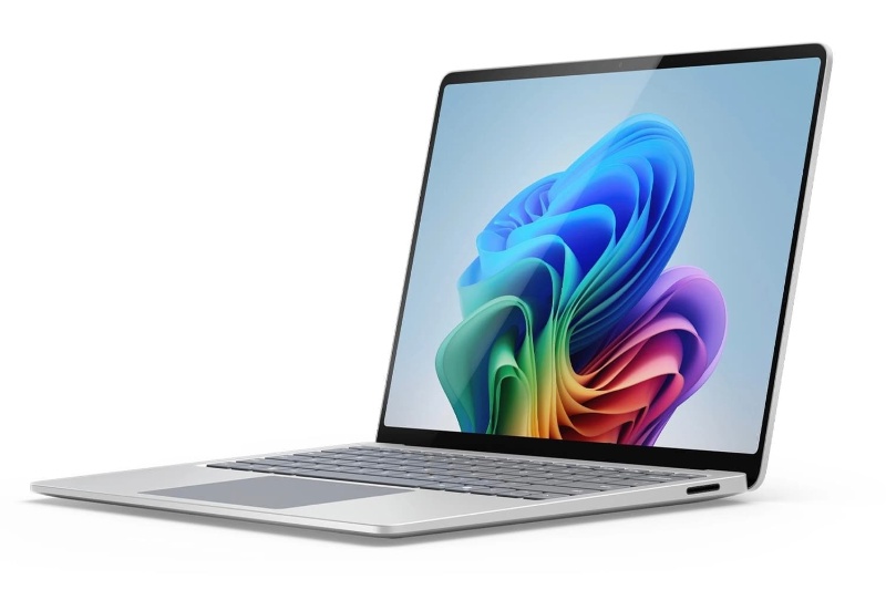 سرفیس لپتاپ روی ۳ مانیتور خارجی تصویر پخش میکند