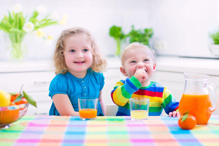 نوشیدن آبمیوه طبیعی در کودکی میتواند از ابتلا به چاقی در بزرگسالی جلوگیری کند