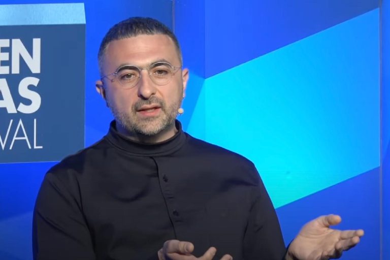 مدیرعامل کسبوکار هوش مصنوعی مایکروسافت، سم آلتمن را تحسین میکند