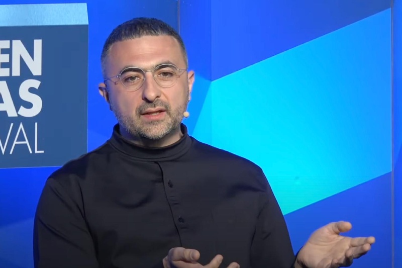 مدیرعامل کسب‌وکار هوش مصنوعی مایکروسافت، سم آلتمن را تحسین می‌کند