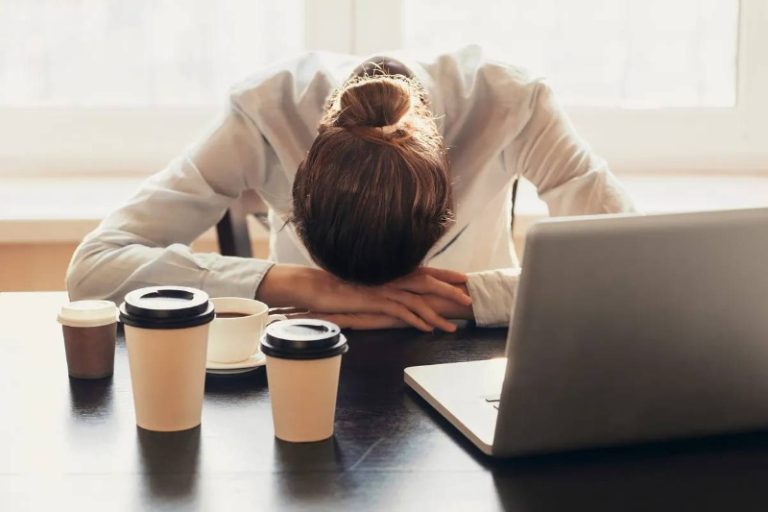 وقتی بیش از حد کافئین مصرف میکنید، چه اتفاقی میافتد؟