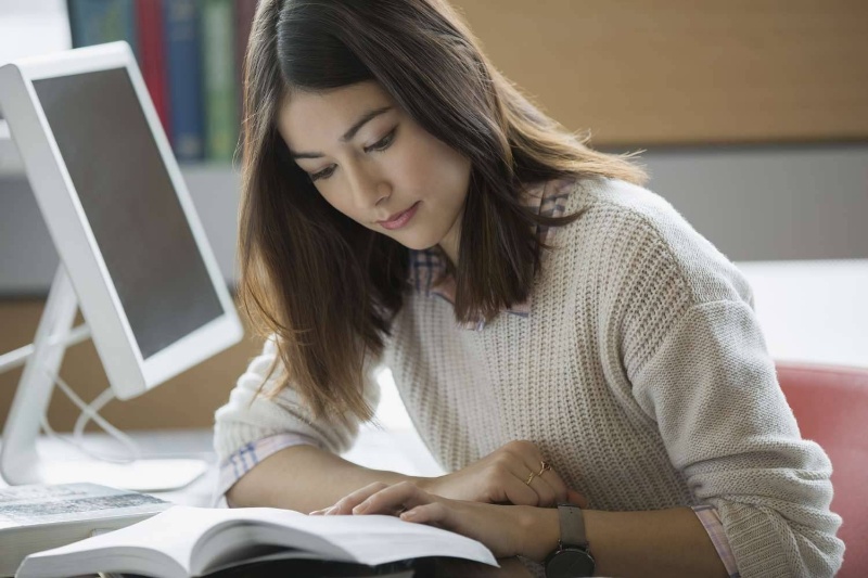 صفحه نمایش یا کاغذ؛ مطالعه با کدام به یادگیری بهتر کمک میکند؟