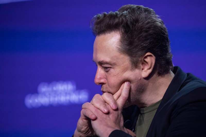 ایلان ماسک: اگر اپل و گوگل به راه پلیدی بروند، تسلا گوشی هوشمند میسازد