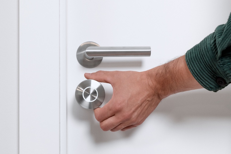 این قفل کوچک در کمتر از ۲ ثانیه در را باز میکند